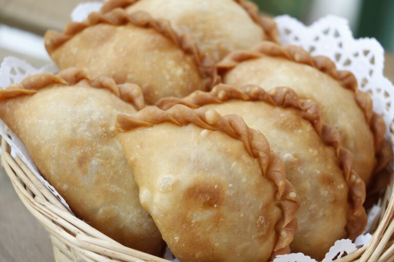 Pastels au thon, chaussons frits traditionnels de la cuisine sénégalaise